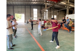 公司团建呼啦圈角逐